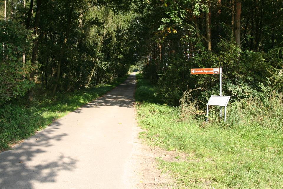 Nordwestlich des Klosterfleckens Ebstorf, sind bei Eitzen II im Wald historische Wegespuren erhalten.