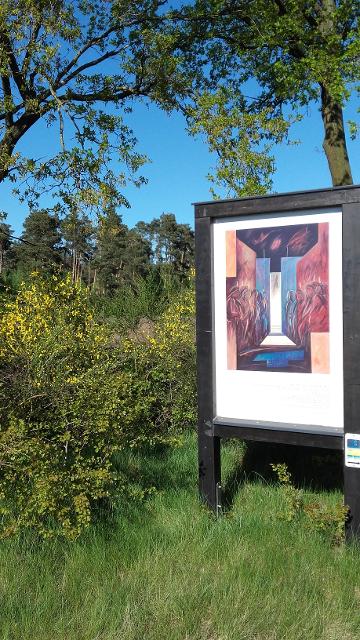 Der Auferstehungsweg erstreckt sich zwischen Ebstorf und Hanstedt I und thematisiert auf dreizehn Stationen in Bildern und Meditationen die Osterbotschaft.
