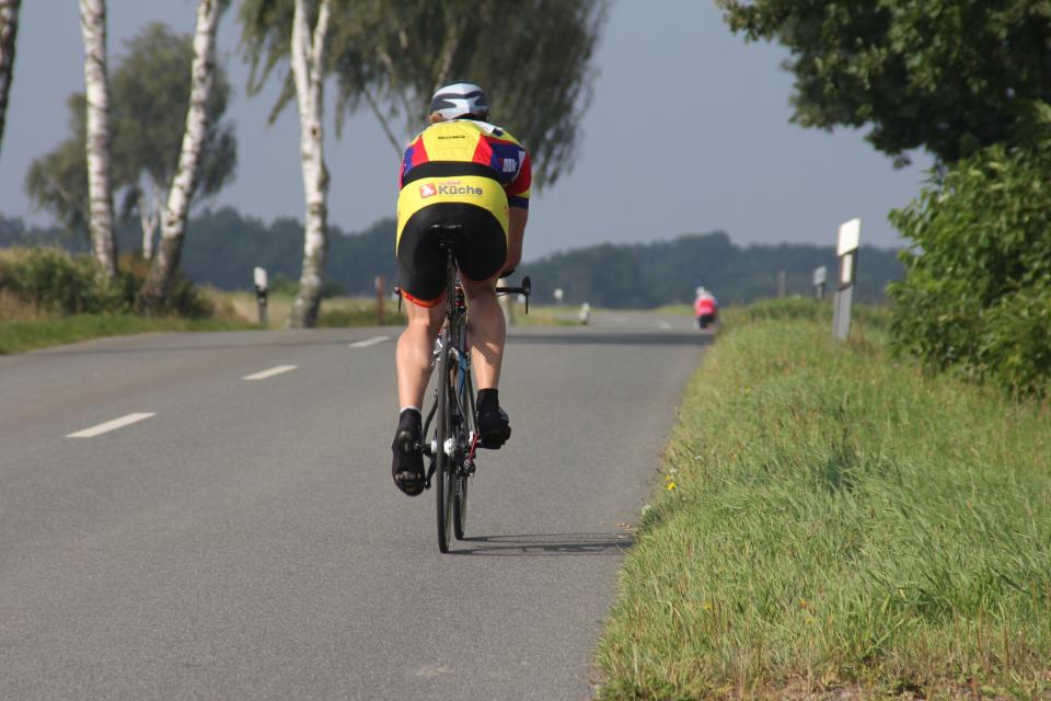 Rückenansicht eines Radrennfahrers auf der "Stoppomat"-Zeitfahrstrecke.