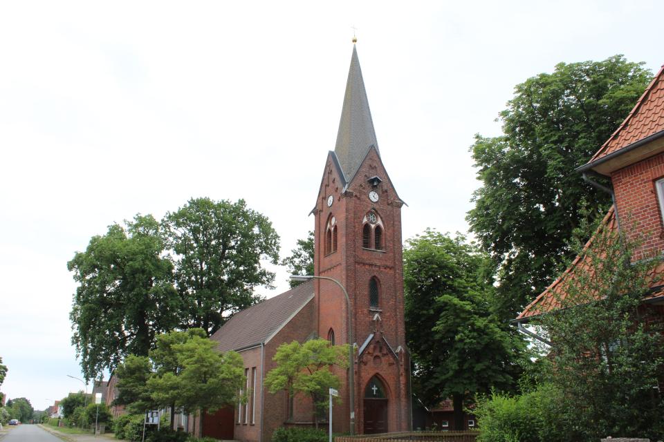 An der Straßenkreuzung im Norden des Ortes erhebt sich der neugotische Turm der im übrigen erneuerten Kirche der selbstständigen Ev.-luth. Gemeinde. 