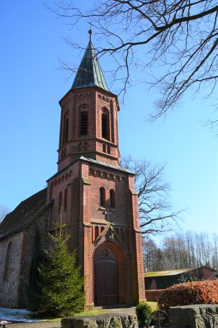 St. Laurentius ist eine der ältesten Kirchen der weiteren Umgebung. Sie ist ein einschiffiger romanischer Feldsteinbau mit eingezogenem Chorrechteck und halbrunder Apsis. Derromanische Chroruam  ist etwa 950 - 1000 Jahre alt. 