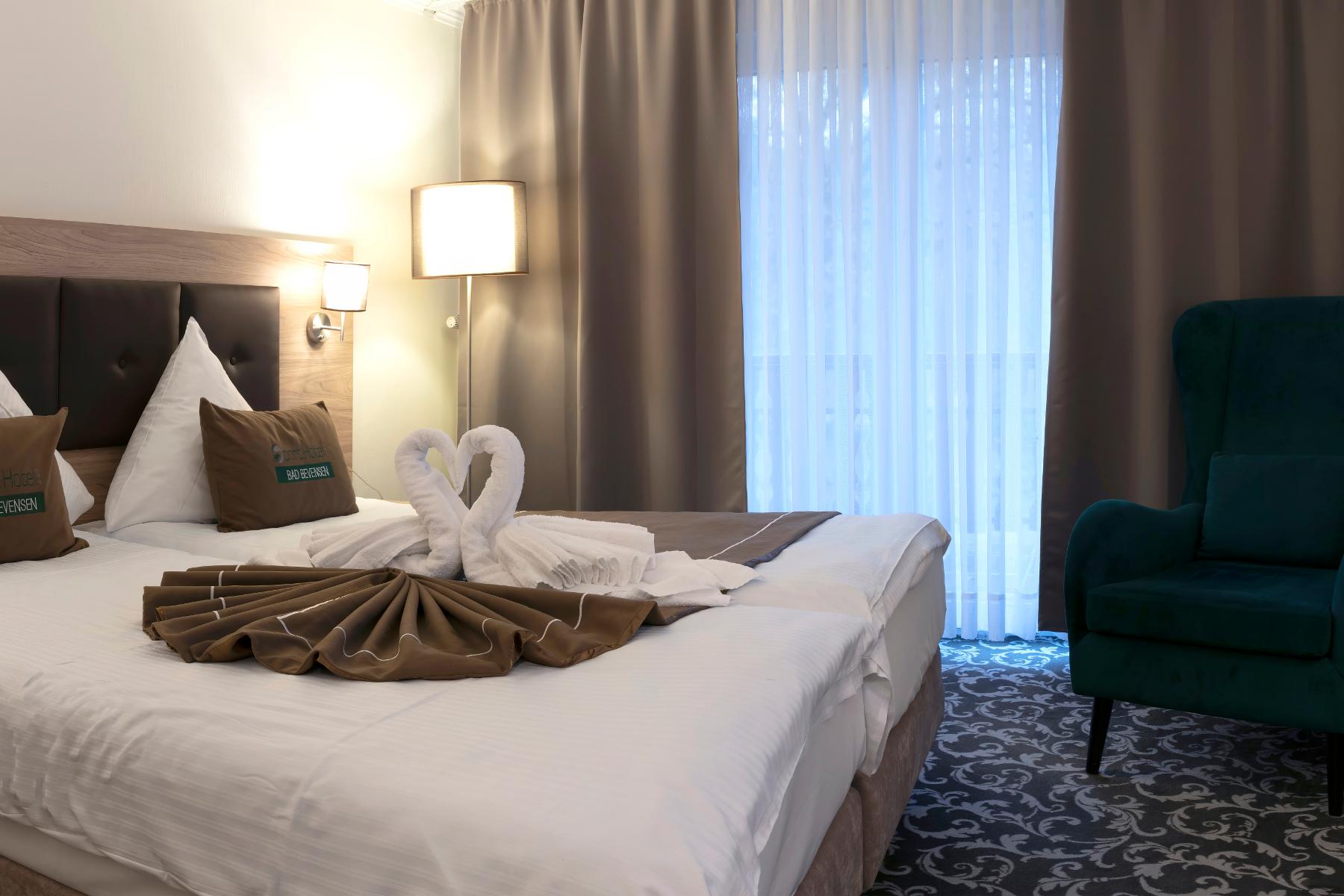 Doppelbett mit zu Schwänen drappierten Handtüchern im Sporthotel Bad Bevensen
