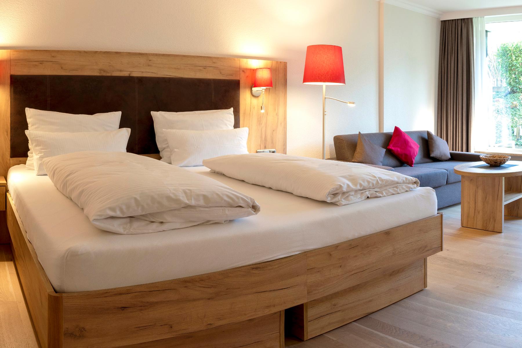 Bett im Doppelzimmer Deluxe im Hotel Sonnenhügel Bad Bevensen