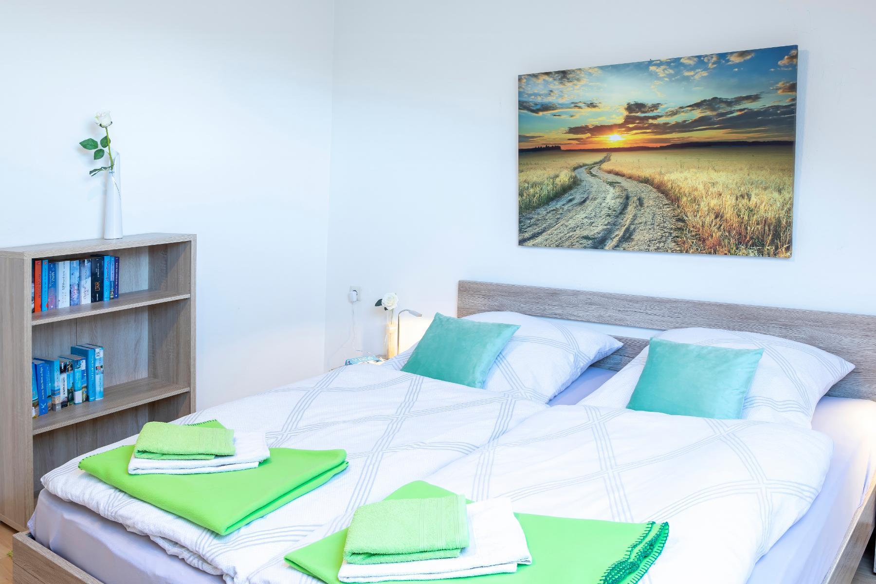 Schlafzimmer mit Doppelbett in der Ferienwohnung Sperlingslust Bad Bevensen