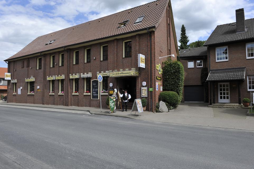 Hotel mit Restaurantbetrieb,  Biergarten und Kegelbahn sowie Zugang zum Wäldchen "Knick", kostenlose E-Bike-Ladestation
