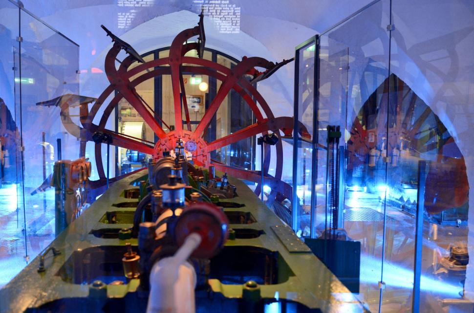 Bei der Führung durch die „Schatzkammer der Schiffsantriebe“ des Elbschifffahrtsmuseums erfahren Sie wie die Dampfmaschinen und Dieselmotoren funktionieren und können sie in Aktion sehen.Ein besonderer Anziehungspunkt im Elbschifffahrtsmuseum ist die 