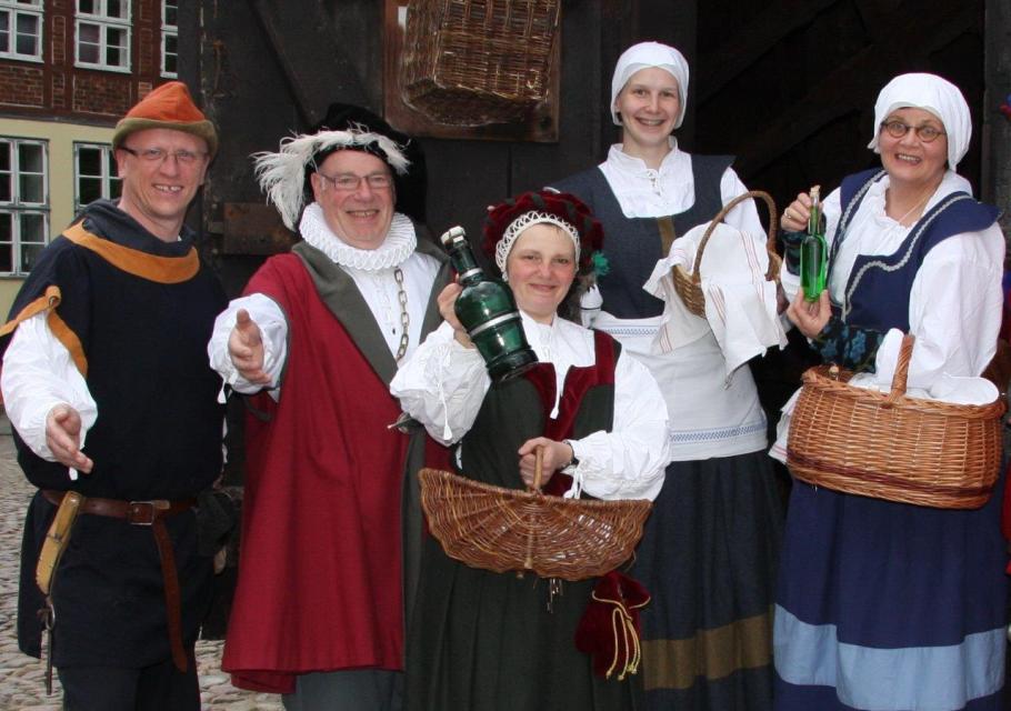 Stadtführer in historischen Kostümen erzählen aus der Blütezeit der Hansestadt Lüneburg. Hören Sie Spannendes vom 