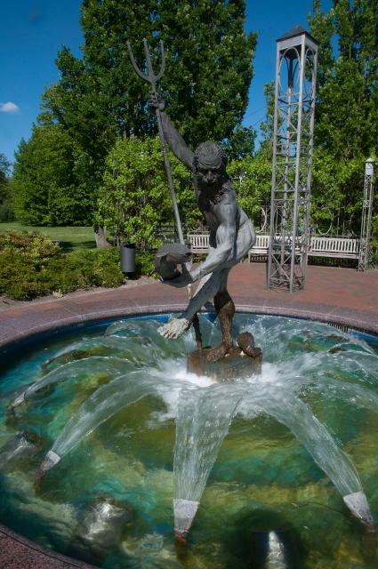 Die Statue der Wassergottheit mit Dreizack im Kurpark Bad Bevensen