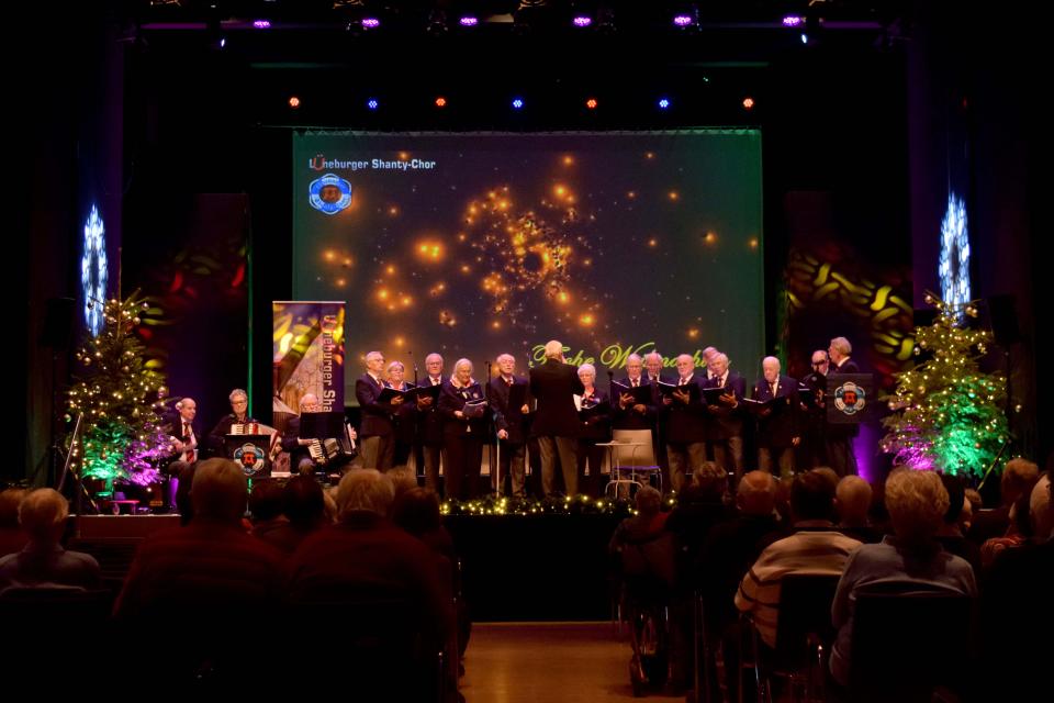 Der Lüneburger Shanty-Chor wird am Freitag, den 03. Dezember um 15.30 Uhr im Kurhaus in Bad Bevensen ein Adventskonzert geben. Neben vorweihnachtlichen Liedern wird der Chor auch Songs von der Seefahrt und der Wasserkante präsentieren.  In diesem Jahr konnte sich das Publikum bei den Konzerten in Bad Bevensen bereits an den neuen Klängen und der neu gestalteten Performance des Chores erfreuen. Auf dem Weihnachtskonzert sind leisere Töne zu erwarten. Neben bekannten Songs wie „St. Niklas war ein Seemann“ wird der Chor eher wenig bekannte Lieder mit maritimem Hintergrund präsentieren. Die Chormitglieder hoffen, wie bei dem Weihnachtskonzert vor einem Jahr, den Zuhörern einen stimmungsvollen Nachmittag zur Vorweihnachtszeit bereiten zu können. Es gelten die aktuellen Corona-Regeln. 