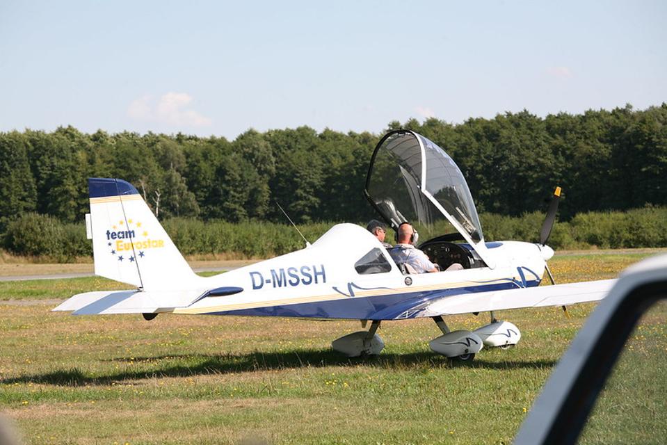 Propellerflugzeug mit 2 Personen auf dem Flugplatz Barnsen