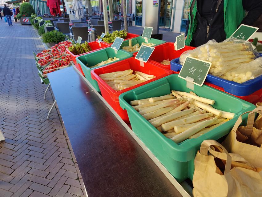 Verkaufsstand Spargelhof Niemann auf dem Vitalmarkt in Uelzen mit Kisten voller Spargel