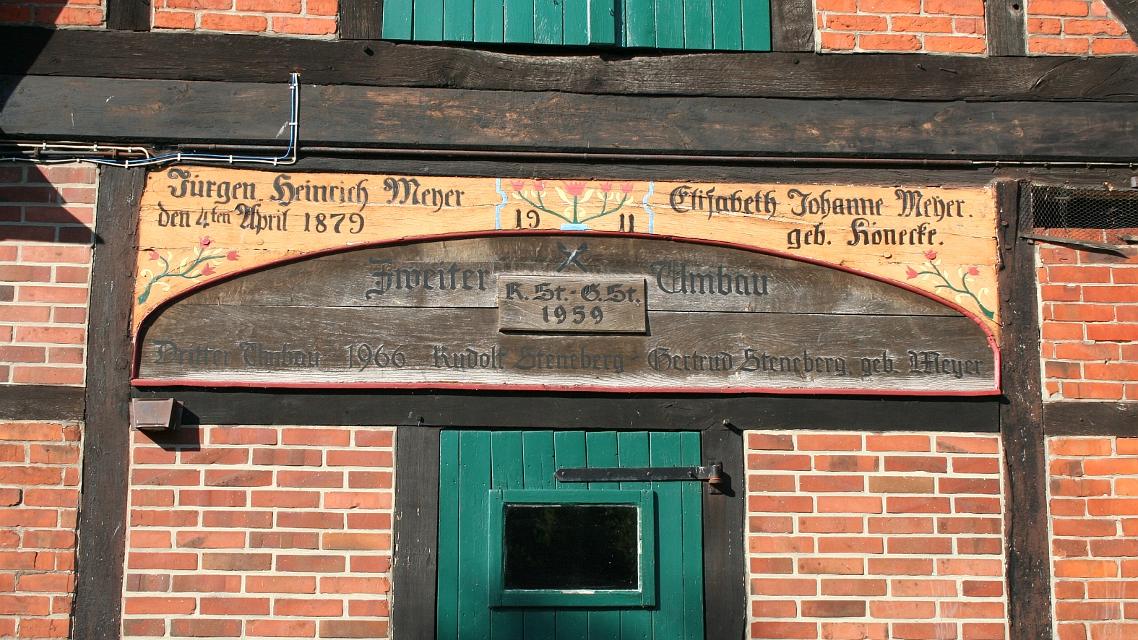 Balkeninschriften mit Angaben zu den Besitzern, zur Erbauung und den Umbauten eines 1879 errichteten Fachwerkhauses in Oetzendorf