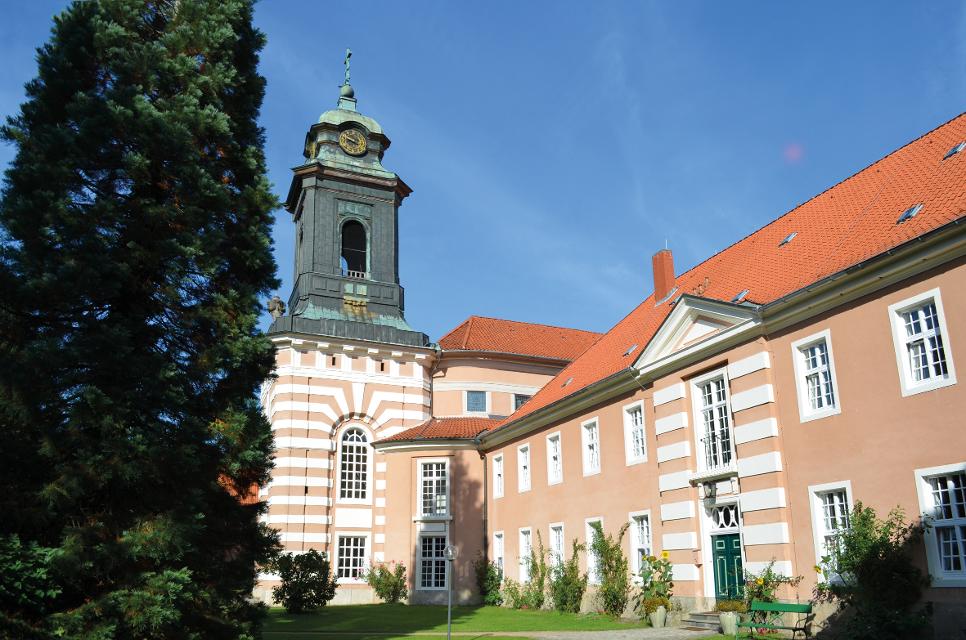 Das Kloster Medingen bei Bad Bevensen ist eines von sechs aktiven evangelischen Frauenklöstern in der Lüneburger Heide und der einzige Klosterneubau des Protestantismus in Norddeutschland.