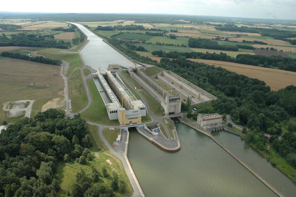 Die Schleusengruppe Uelzen bestehend aus den Schleusen I und II liegt zwischen Uelzen und Wittingenbei bei Esterholz. Beide Schleusen sind neben dem Schiffshebewerk Lüneburg bei Scharnebeck zwei weitere imposante Abstiegsbauwerke des Elbe-Seitenkanals (ESK).Die Schleuse Uelzen  zählt, aufgrund der Hubhöhe von 23 m, seit 1973 zu den größten Binnenschifffahrtsschleusen Deutschlands.  Der Neubau der Schleuse Uelzen II hat seit 2006 die Leistung des Elbe-Seitenkanals entscheidend erhöht. Durch die zwei unabhängig voneinander arbeitenden Schleusen wird die Betriebssicherheit der Schleusengruppe dauerhaft gewährleistet.Erfahren Sie bei den Führungen weitere interessante Details dieser einmaligen technischen Bauwerke in der Lüneburger Heide. Für die Führung  ist zwingend eine Anmeldung erforderlich. Treffpunkt ist jeweils der Parkplatz  Gaststätte „Zur Esterholzer Schleuse“, vor der Informationstafel.  Kosten pro  Person: 3,- Euro, Kinder 1,50Gruppenanmeldungen außerhalb der festen Führungstermine sind jederzeit nach vorheriger Absprache möglich.Anmeldungen für die Fürhrungen an: Marita Wellmann, Tel. 05825/279, Gerd  Lindhorst, Tel. 05825/1526  oder die Kurverwaltung Bad Bodenteich, Tel. 05824/3543.Die derzeit geltenden Hygiene- und Abstandsregeln sind zwingend einzuhalten.