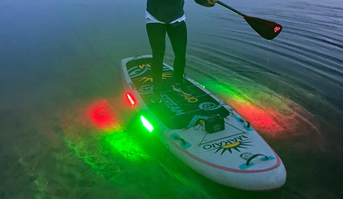 SUP-Lichter-TourBei der  SUP-Lichter Tour gehen die Teilnehmer zusammen auf eine beleuchtete Entdeckungsreise mit dem Stand-up Paddle Board. Vor dem Start werden die  Boards mit ganz vielen tollen, bunten LEDs ausgestattet, die dann  den Weg durch die Dunkelheit weisen. D...