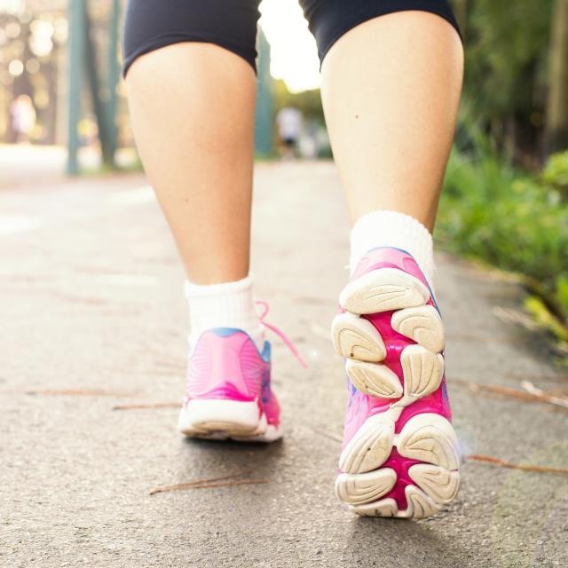 Bei dieser neuen Trendsportart, die von dem japanischen Laufguru und Sportphysiologen Dr. Tanaka entwickelt wurde, geht es nicht um sportliche Höchstleistungen, sondern um das Genusslaufen. Geeignet ist diese Art des Laufens deshalb für Laufanfänger/innen, erfahrene Läufer, alte und junge Menschen – quasi für jeden, der laufen möchte. Beim Laufen wird auf die richtige Schrittanzahl geachtet – zwischen 180 und 190 Schritten pro Minute trippelt man mit kleinen Schritten. Der Trainingseffekt ist bei diesem Laufen sehr hoch, zudem macht es aber auch sehr viel Spaß. Leichte Laufschuhe sind bei dieser sanften Sportbetätigung ideal.