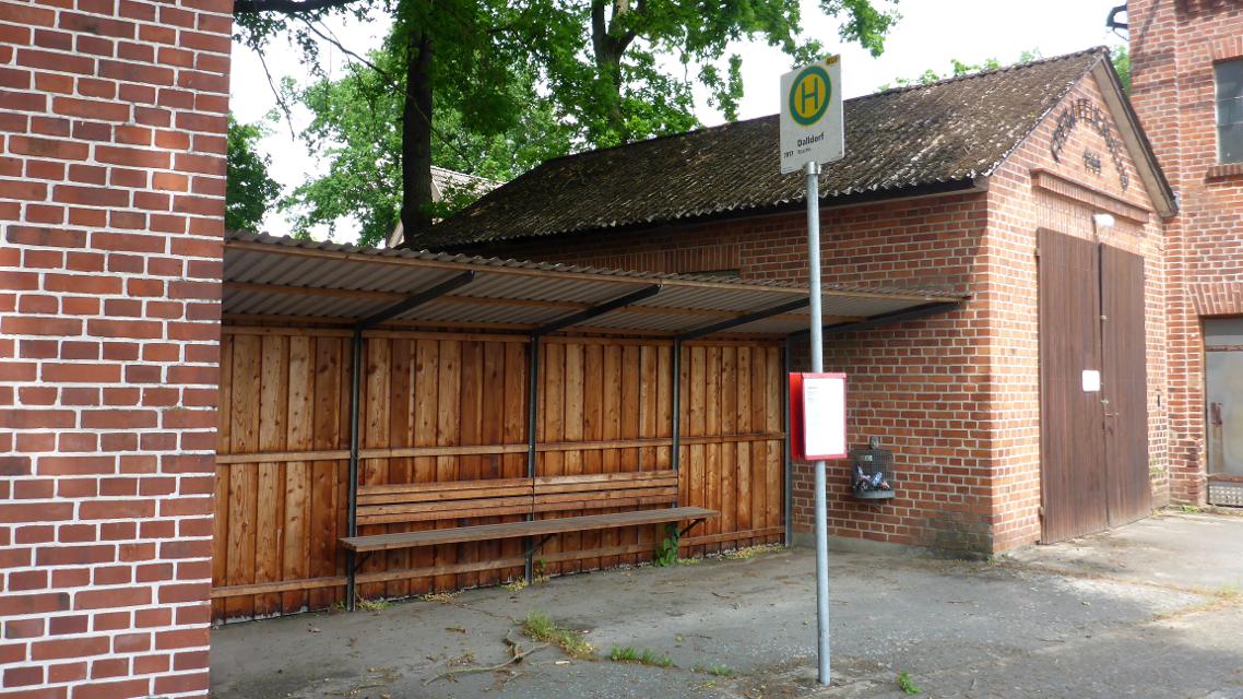Ein nach vorn offener Unterstand (Buswartehäuschen) an der Bushaltestelle in Dalldorf.