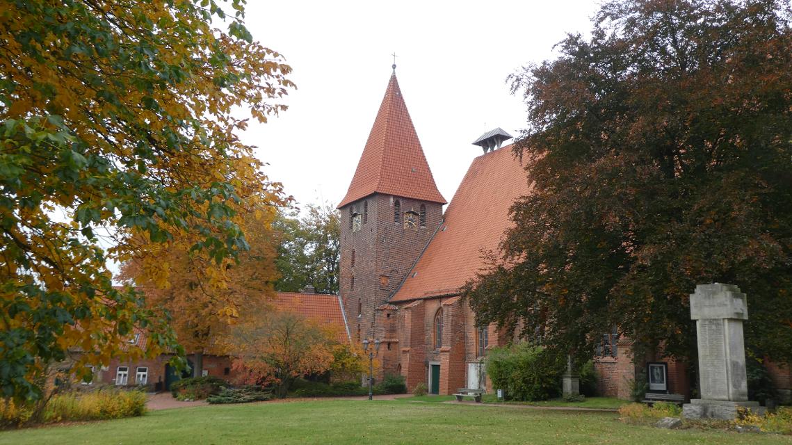 Außenansicht Kloster Ebstorf mit herbstlichen Bäumen