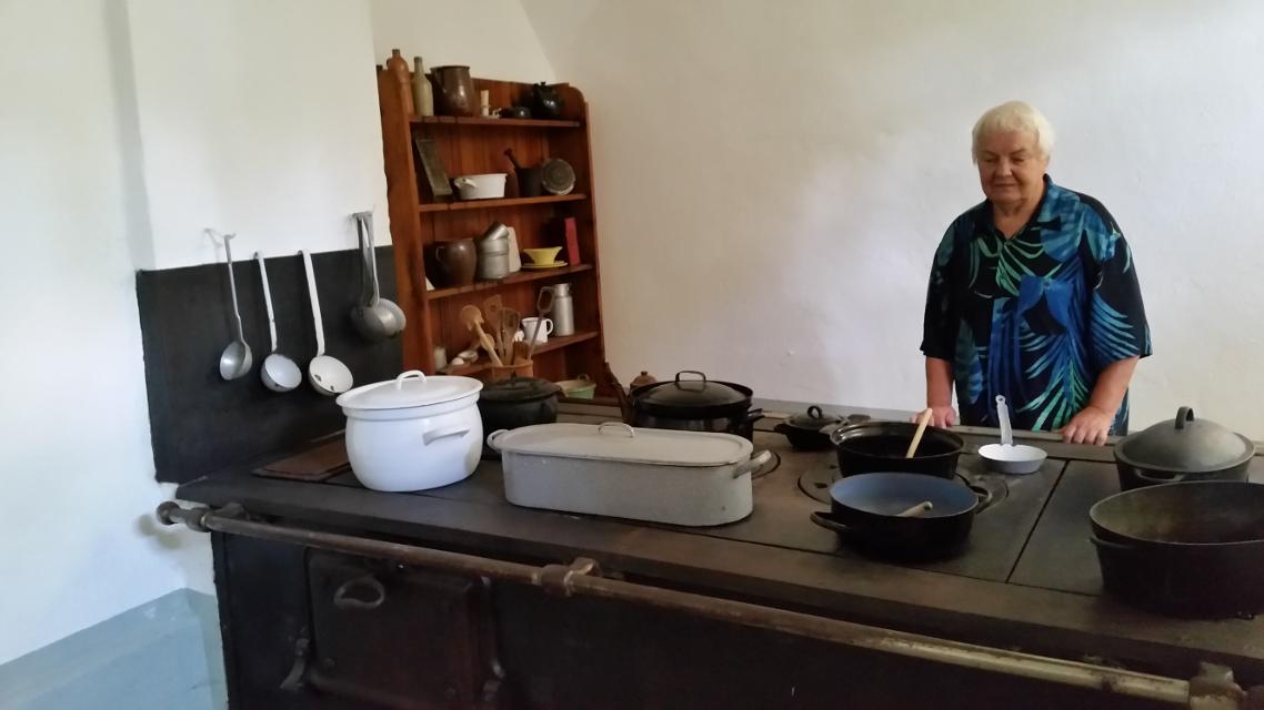 Angela Geschonke in der alten Küche des Klosters Medingen