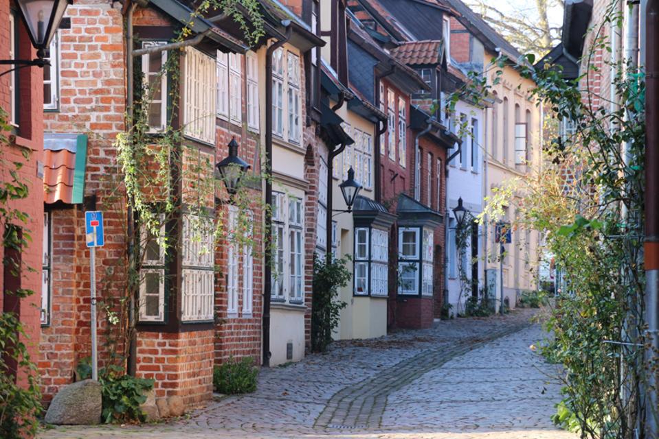 Häuserfassaden und Straße in der Lüneburger Altstadt