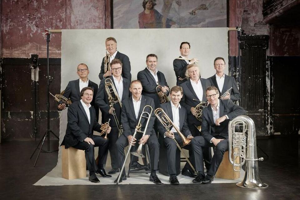 German Brass verdankt seinen Erfolg seinem Klang. Als Pionier unter den Brass-Ensembles hat German Brass seit seiner Gründung 1974 nicht nur Musikgeschichte geschrieben, sondern führt kontinuierlich seine Erfolgsgeschichte fort. Die zehn Solobläser und Hochschulprofessoren zeich...
