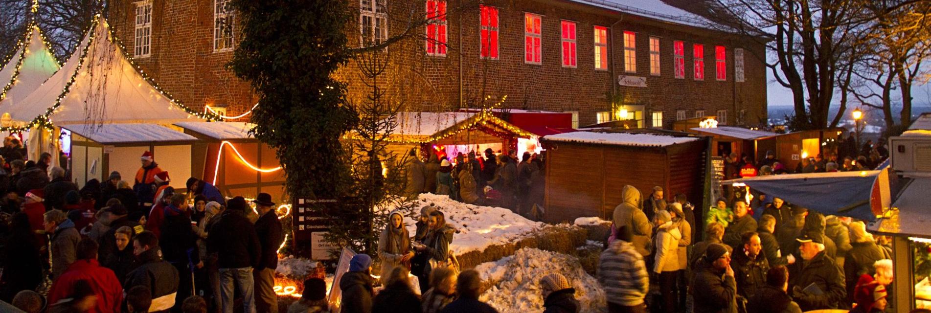 Einer der schönsten Weihnachtsmärkte im Norden vor traumhafter KulisseLauenburger Weihnachtsmarkt am Schloss Bald ist es wieder soweit, der Weihnachtsmarkt 2022 am Lauenburger Schloss öffnet seine Pforten. Einer der schönsten Weihnachtsmärkte im Norden in traumhafter Kulisse direkt auf dem beleuchteten Lauenburger Schlossplatz startet am 3. Adventswochenende. Die Besucher können klassische Weihnachtsmarkt-Leckereien mit fantastischem Ausblick auf die Elbe genießen. Vorweihnachtliche Stimmung kommt auf bei diesem gemütlichen Markt, wenn Kinderaugen leuchten und Glühweinbecher duften.        Los geht es am Freitag, 09. Dezember, um 14.00 Uhr am Schloss, die offizielle Eröffnung in der Maria-Magdalenen-Kirche in der Lauenburger Altstadt beginnt um 16.00 Uhr. Anschließend wird das Weihnachtslicht vom Altar der Kirche zur Krippe auf dem Weihnachtsmarkt getragen. Auch in diesem Jahr bieten zahlreiche Kunsthandwerker und Gastronomen ihre Waren an. Der Weihnachtsmann, seine Engel und lebende Märchenfiguren rund um Rapunzel und Frau Holle gehören wie in den letzten Jahren zum Programm.        Dazu wird es wieder ein großes Bühnenprogramm mit Aktionen, Lesungen und viel Musik geben. Auch der „Lebendige Adventskalender“ findet in diesem Jahr auf der Bühne statt! Für die Kinder wird es ein Märchenzelt am Schloss geben. Ein weiteres Highlight wird wieder der Lichterwald „Winterträume“ im Park am Stadtentwicklungsamt sein. Ein übergroßer beleuchteter Mond zeigt den Besuchern den Weg zum illuminierten Lichterwald-Eingang.      Programm:        Lauenburger Weihnachtsmarkt-Programm 09.12.16.00 Uhr: Weihnachtsmarkt-Eröffnung in der Maria-Magdalenen-Kirche mit dem Shantychor „Die Kielschweine“, dem Kinderchor der ev. Kita „Elbnest“, Bürgervorsteher Wilhelm Bischoff und Pastor Ulrich Billet18.00 Uhr: Lebendiger Adventskalender mit Pastor Ulrich Billet19.00 Uhr: Rock’n’Roll-Christmas mit „MIKEL ONETWO“ Lauenburger Weihnachtsmarkt-Programm 10.12.14.30 Uhr: Plattdeutsche Wiehnacht mit Rüdiger Ulrich16.00 Uhr: Der Weihnachtsmann liest im Märchenzelt16.30 Uhr: Weihnachtsliedersingen mit Pastor Ulrich Billet und Katja Gerkensmeyer-Billet17.30 Uhr: Frau Holle lässt es vom Schlossturm schneien18.00 Uhr: Lebendiger Adventskalender mit Pastor Ulrich Billet19.00 Uhr: Glühwein-Party mit der Coverband „MAMALOO“ Lauenburger Weihnachtsmarkt-Programm 11.12.14.00 Uhr: Weihnachtliches mit den Musiküssen16.00 Uhr: Der Weihnachtsmann liest im Märchenzelt17.30 Uhr: Frau Holle lässt es vom Schlossturm schneien18.00 Uhr: Lebendiger Adventskalender mit Pastor Billet und dem Posaunenchor der ev. Kirchengemeinde                                          Geöffnet hat der Weihnachtsmarkt am 09.12. ab 14.00 Uhr, sowie am 10. und 11.12., samstags von 14 bis 22 Uhr und sonntags von 12 Uhr bis 19 Uhr, es gelten die aktuellen Corona-Regeln. Der Lauenburger Weihnachtsmarkt am Schloss – immer eine Reise wert!  
