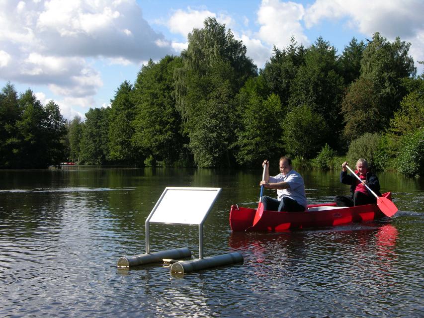 Von April bis Oktober befinden sich  auf dem See des Kurparks am See in Bad Bodenteich Schwimmschilder, die über die Flora und  Fauna informieren.   