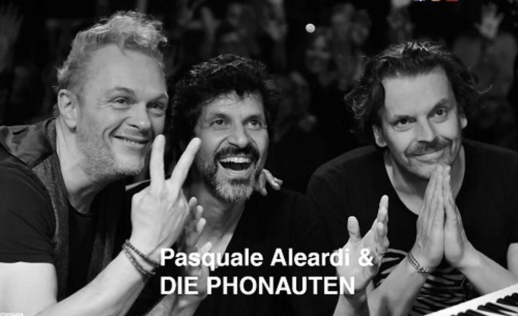 Pasquale Aleardi ist ein bekannter Schauspieler, u.a.. Kommissar Dupin im ZDF. Er ist aber auch Musiker zu sammen mit Jörg Hamers, Marc Leymann, - die Phonautern. Sie sind großartige Multi-Instrumentalisten, die, mit phantastischem Humor gesegnet, jede Bühne rocken. Ihre Eigenkreationen nennen sie 