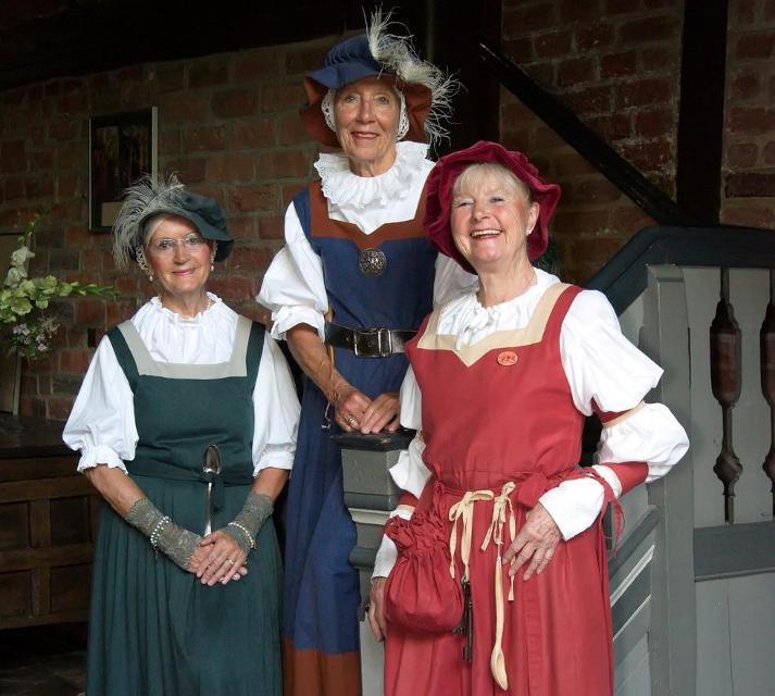 Seit 2007 darf sich unsere Stadt wieder offiziell Hansestadt nennen, denn der historische Wirtschaftsbund hat das Leben in Lüneburg geprägt. An der Seite edler Renaissance-Damen erkunden Sie die typischen steinernen Zeugnisse dieser Zeit. 