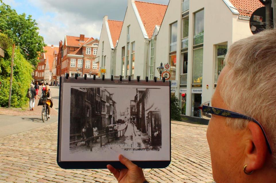 Glückliches Lüneburg – über Jahrhunderte weder durch Feuer noch durch Kriege zerstört. Doch nicht das allein trägt zum einmaligen spätmittelalterlichen Flair der Stadt bei. Erleben Sie bei einem Rundgang anhand von historischem Bildmaterial wie die Lüne...