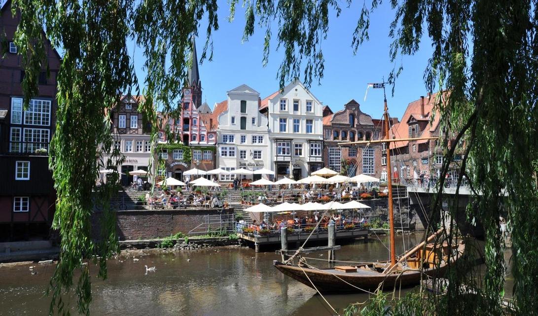 Der ideale Rundgang um Lüneburg kennenzulernen! Wir zeigen Ihnen die schönsten Sehenswürdigkeiten der Salz- und Hansestadt. Auf Ihrem Rundgang sehen Sie u. a. das historische Rathaus von außen, den alten Hafen samt Kran und den prachtvollen Platz 
