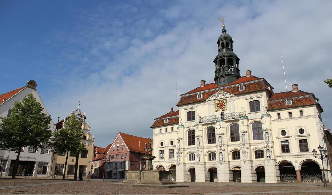 Das Lüneburger Rathaus ist eines der schönsten Rathäuser Norddeutschlands! Die ältesten Teile des Gebäudes entstanden bereits um 1230. Sie besichtigen während der Führung den Fürstensaal, die Gerichtslaube, das Gewandhaus und die Ratsstube mit ihren pr&a...