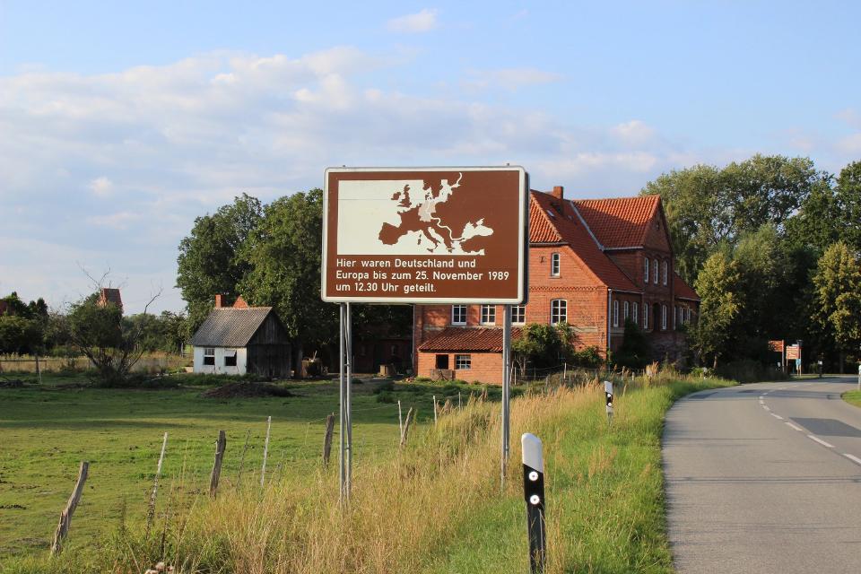 Der 29. Juni 1993 ist ein denkwürdiger Tag für den Landkreis Lüneburg, die Gemeinde Amt Neuhaus und die Stadt Bleckede. Denn an diesem Tag wurden die Ratifikationsurkunden über die Rückgliederung der Gemeinde sowie Teilen der Stadt Bleckede in Schwerin ausgetauscht. Ei...