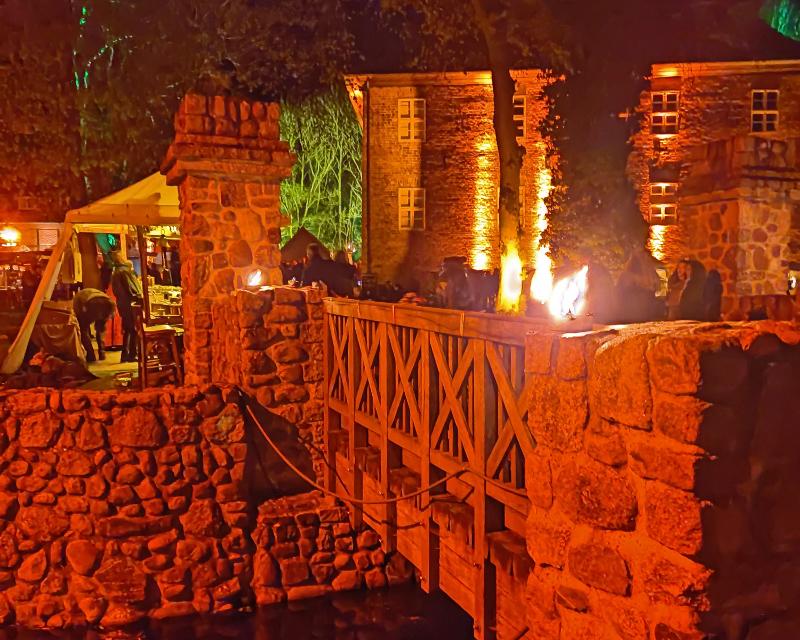 Beleuchtete Brücke mit Feuer beim Burgfest vor der Burg Bodenteich