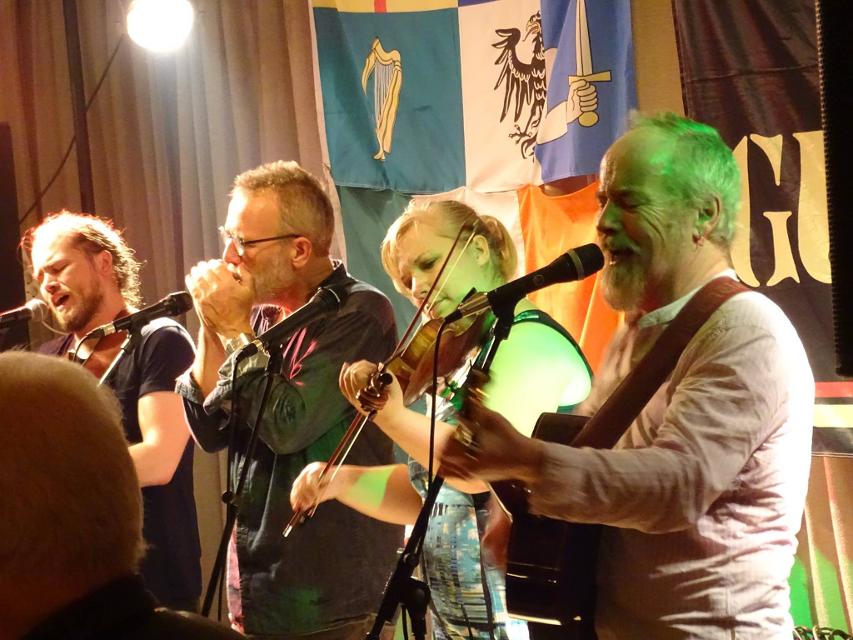 30 Jahre - Jubiläums - Irish Night mit Denis McLaughlin , Pia Nygard & friends . Traditionals, Balladen + typisch Irish Pub Music der Irisch/ Dänischen Bandformation 