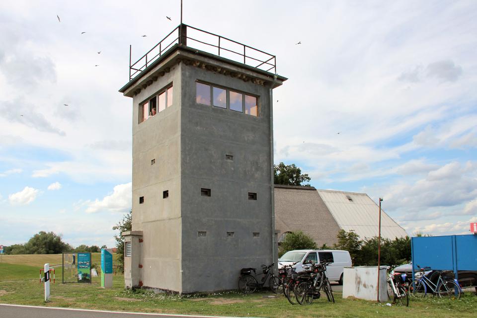 Am Tag der Deutschen Einheit sind der ehemalige Grenzturm sowie der benachbarte Bunker direkt an der Fähre Bleckede – Neu Bleckede mit der im Sommer 2023 eröffneten Ausstellung zur ehemaligen Grenzsituation für Besucher geöffnet; der Eintritt ist frei.