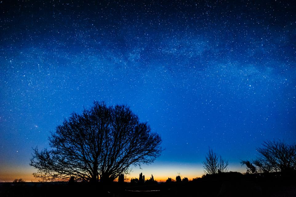 Den Sternenhimmel am Heidschnuckenweg beobachtenDie Sternenwarte Südheide bietet einen öffentlichen Beobachtungsabend des Sternenhimmels mit fachlicher Unterstützung unter freiem Himmel an. Der Heidschnuckenweg ist dafür besonders gut geeignet, da in der Lünebur...