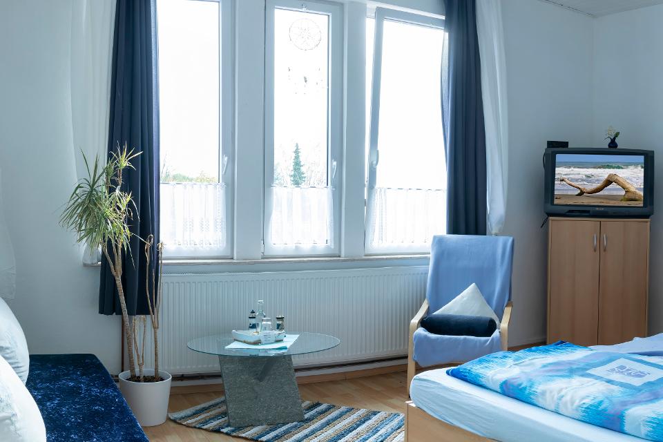 Blaues Zimmer mit TV im Hotel Landgasthof Puck