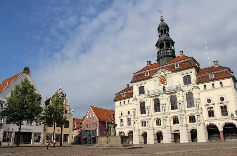 Lüneburg ist unverwechselbar. Die historische Salz – und Hansestadt an der Ilmenau, bietet mit dem Charme seiner alten Gassen, gotischer Backsteinfassaden, idyllischen Winkel, Brunnen und prächtigen Kirchen eine große Menge an Sehenswertem.Das Lüneburger ...