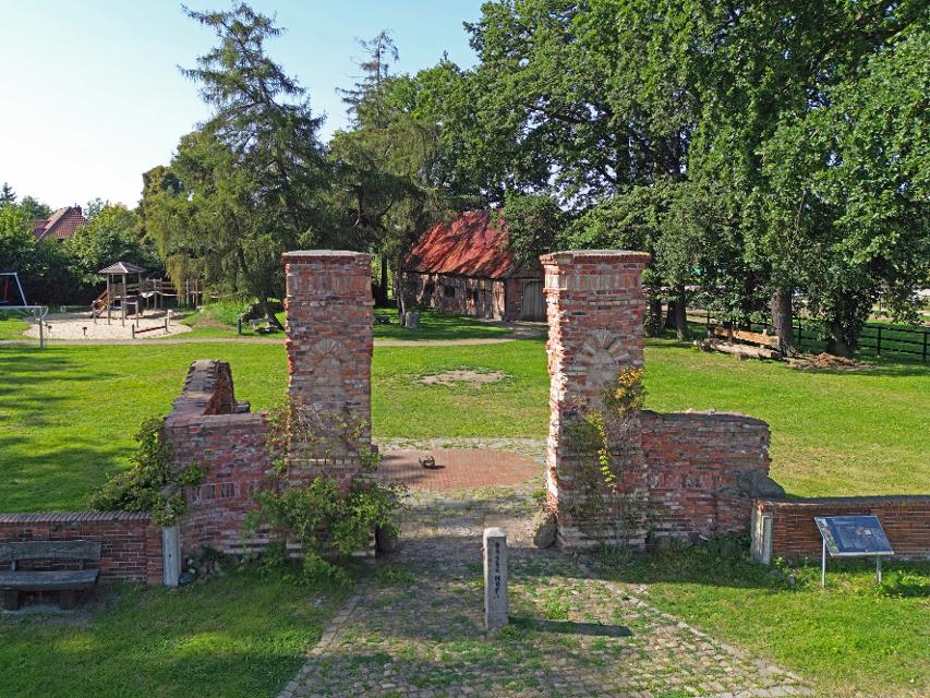 Ruinen Skultptur in Edendorf