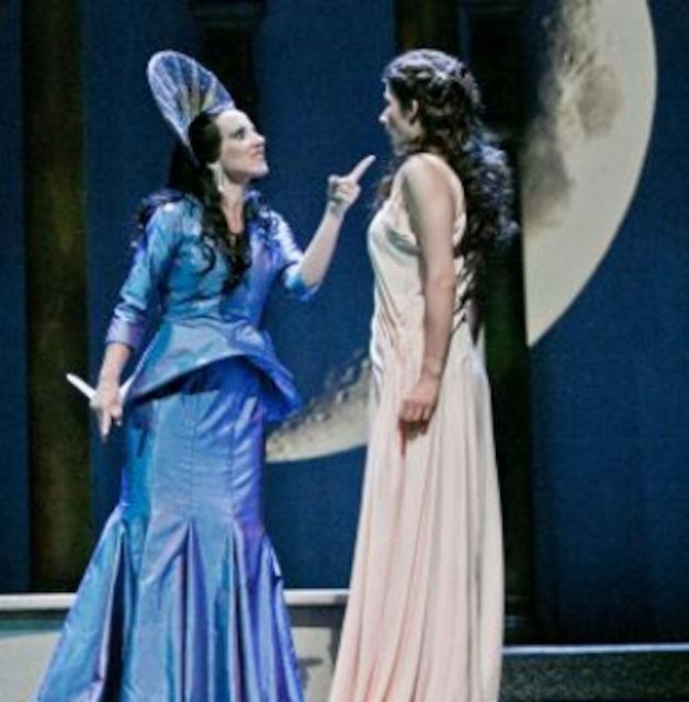 Oper von Wolfgang Amadeus MozartPrinz Tamino wird von der Königin der Nacht beauftragt, ihre Tochter Pamina der Macht ihres Gegners Sarastro zu entreißen. Ausgerüstet mit einer Zauberflöte und begleitet vom Voge...