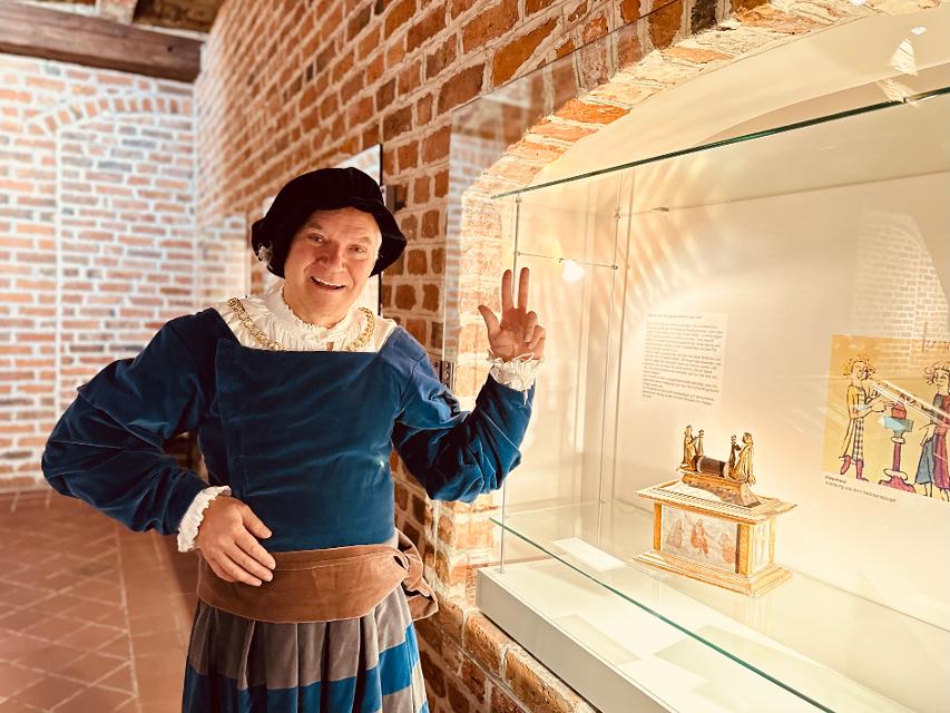 Zwischen Mittelalter und Neuzeit – es war eine wahre Zeitenwende, die Lüneburg vor 500 Jahren erlebte. Nicht nur Geschichtsbücher berichten von diesem Umbruch, sondern auch die damalige Mode, Speis und Trank und anderes Alltägliches. Die Figur des Bürgermeister Witzen...