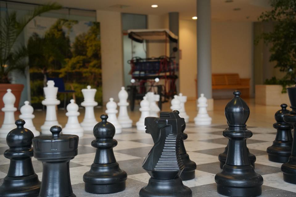 Schach spielen - großes Indoor-Bodenfeld