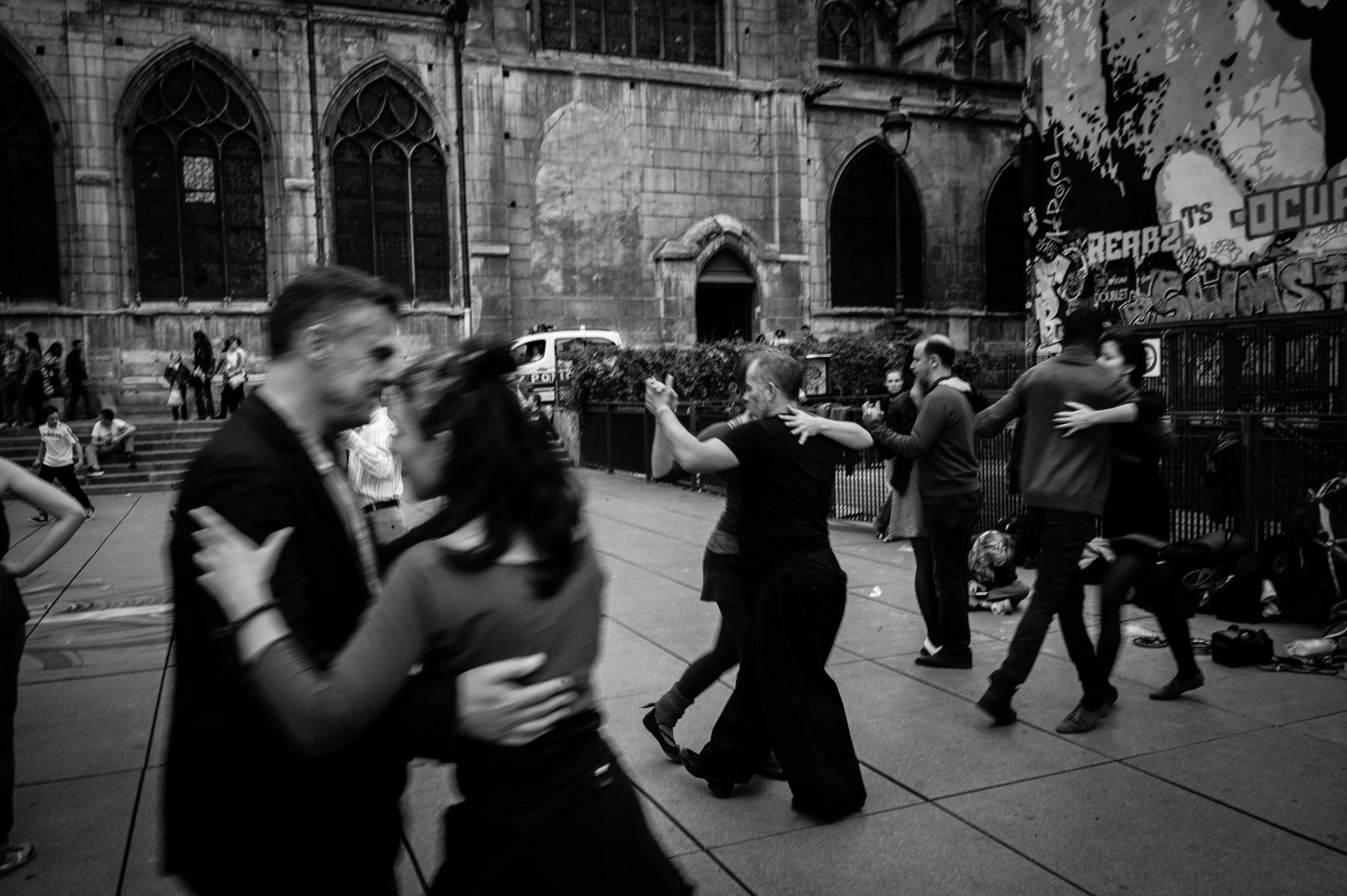 Tango Argentino - eine Körpersprache Improvisation ist das Grundprinzip des Tango Argentino. Er wird paarweise in einer sozialen Gemeinschaft getanzt. Die Verständigung im Paar, der Einklang mit der Musik, die Harmonie mit allen Tanzenden im Raum wird durch klare Regeln u...