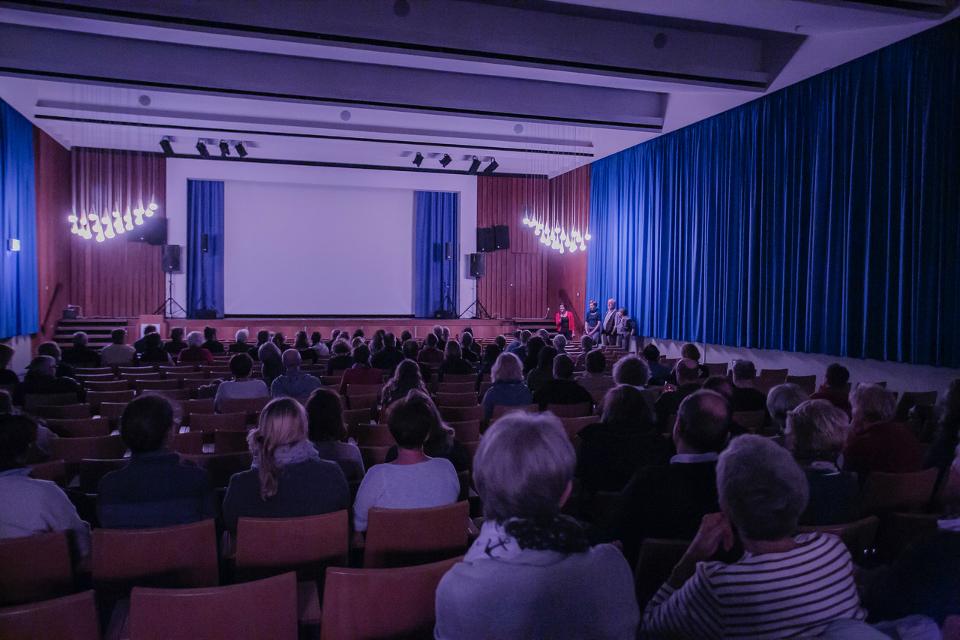 Garantiert ein guter Film, den das Mobile Kino Niedersachsen heute abend nach Bevensen bringt. Organisiert von Filmfreunden vor Ort, mit geselliger Pause und vielen Extras. Ein wunderbarer Treffpunkt für Einheimische und Besucher! Programm und Details unter...