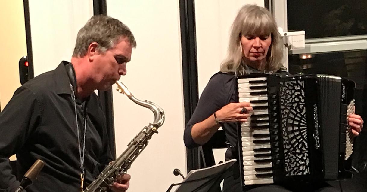 Seit mehreren Jahren spielen Sanne Möricke und Peter Dahm gemeinsam in der Gruppe Klezgoyim.  In der intimen Besetzung mit Saxofon und Akkordeon werden traditionelle Stücke aus den Musiktraditionen Südost-Europas gespie...