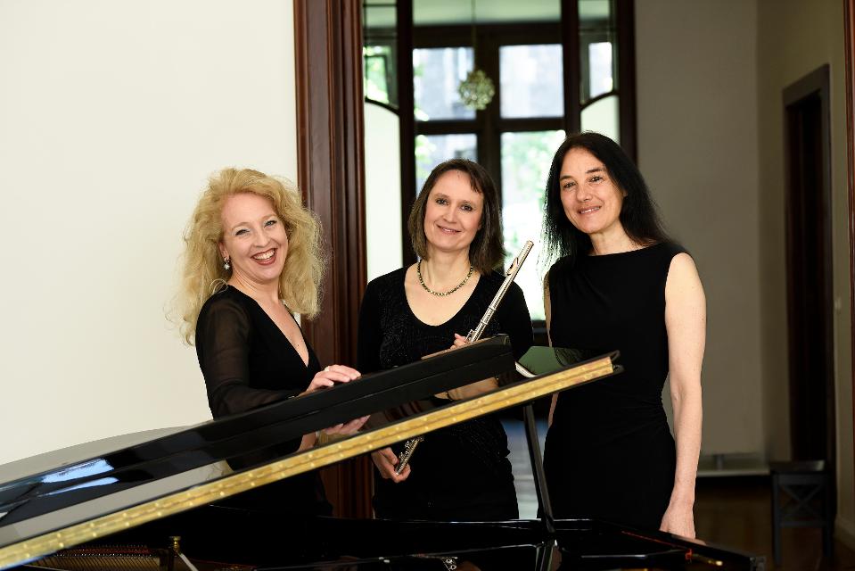 Das Bremer Ensemble, bestehend aus Corinna Reynolds - Sopran, Caroline Messmer - Querflöte und Monika Arnold - Klavier entführt das Publikum auf elegante Weise in die Pariser Salons der Jahrhundertwende.Das Trio gestaltet einen...