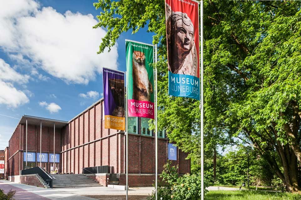 Jeden Dienstag bis Samstag beginnt um 15 Uhr die Lüneburger Zeitreise durch die Dauerausstellung. Die Führung bietet einen Rundgang durch das Museum und beleuchtet Natur- und Kulturgeschichte der Stadt und Region Lüneburg vom Erdaltertum bis ins 21. Jahrhundert.