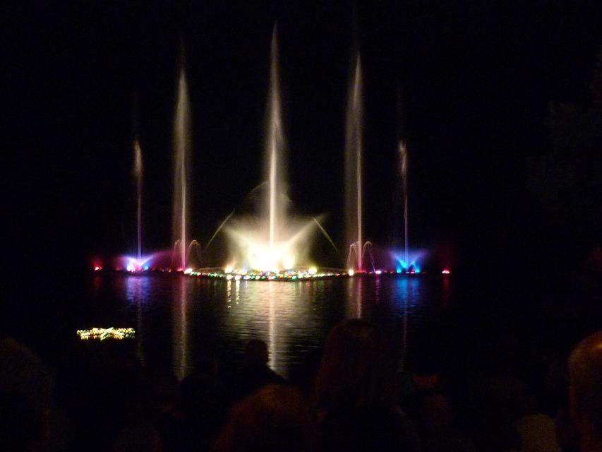  Behringer SeefestSeefest am Brunausee - alljährlich am ersten Wochenende im AugustProgramm:Einlass ab 18.00 Uhrca. 22.00 Uhr Leuchtende Wasserspiele der Freiwilligen Feuerwehr Behr...
