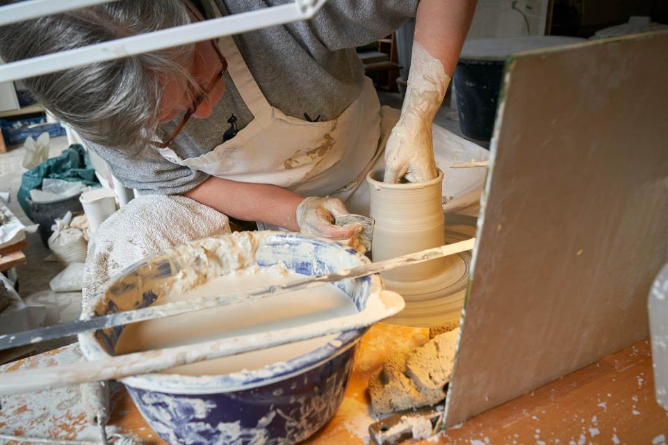 Töpfermeisterin Kerstin Sudeck zeigt ihre Keramik: Schüsseln, Teller, Tassen und mehr. Endlich gibt es in Satemin wieder Keramik aus Satemin! Sie bringt ihre Töpferscheibe mit und zeigt den richtigen Dreh.
